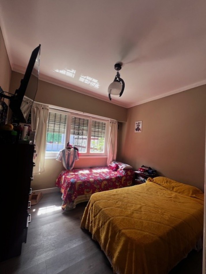 VENTA EN MDP. CHALET DE 4 AMB. CON PATIO, GARAJE Y TROTADORA P/ VS. AUTOS Y QUINCHO. ZONA ALBERTI Y JARA