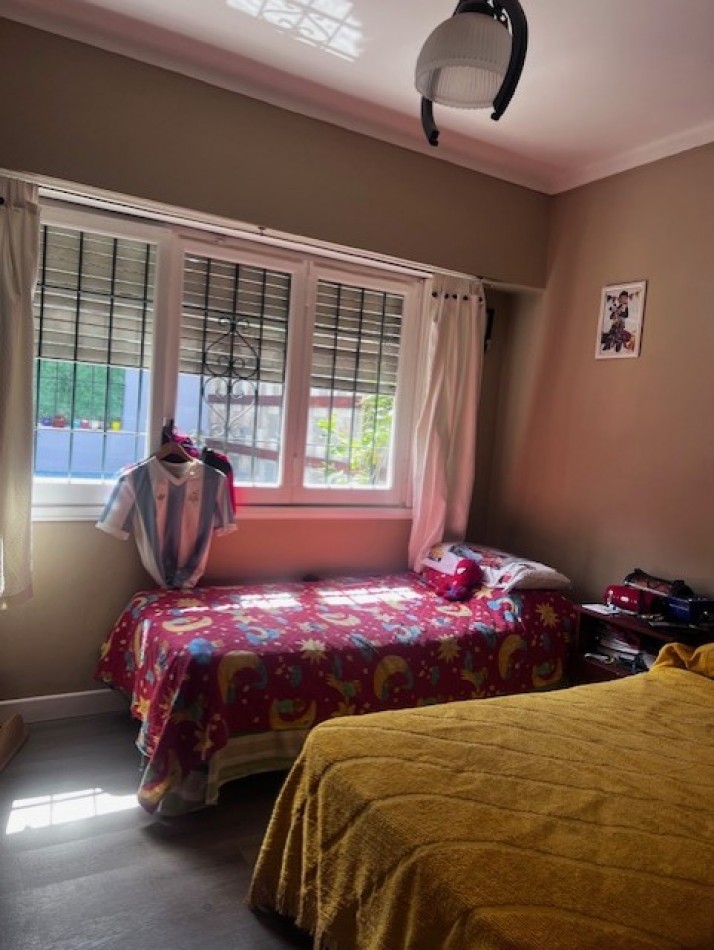 VENTA EN MDP. CHALET DE 4 AMB. CON PATIO, GARAJE Y TROTADORA P/ VS. AUTOS Y QUINCHO. ZONA ALBERTI Y JARA