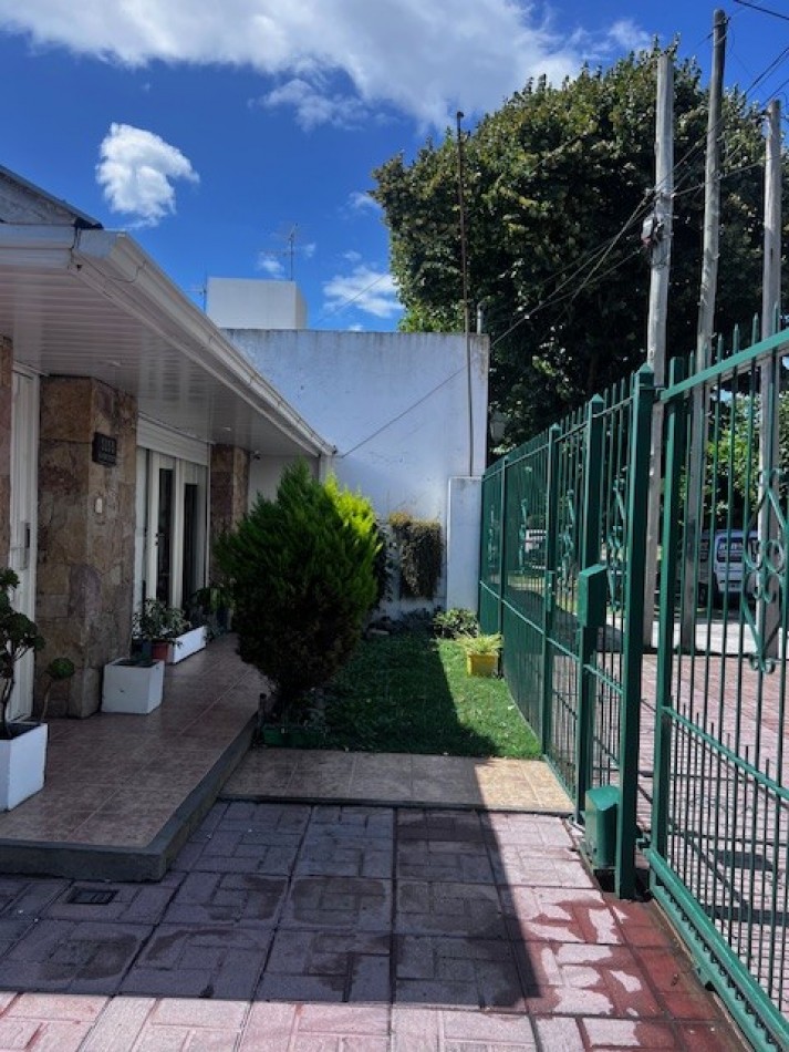 VENTA IMPECABLE CHALET, ZONA ALMAFUERTE Y JARA, MAR DEL PLATA, 4 AMB. GJE/QUINCHO Y PATIO