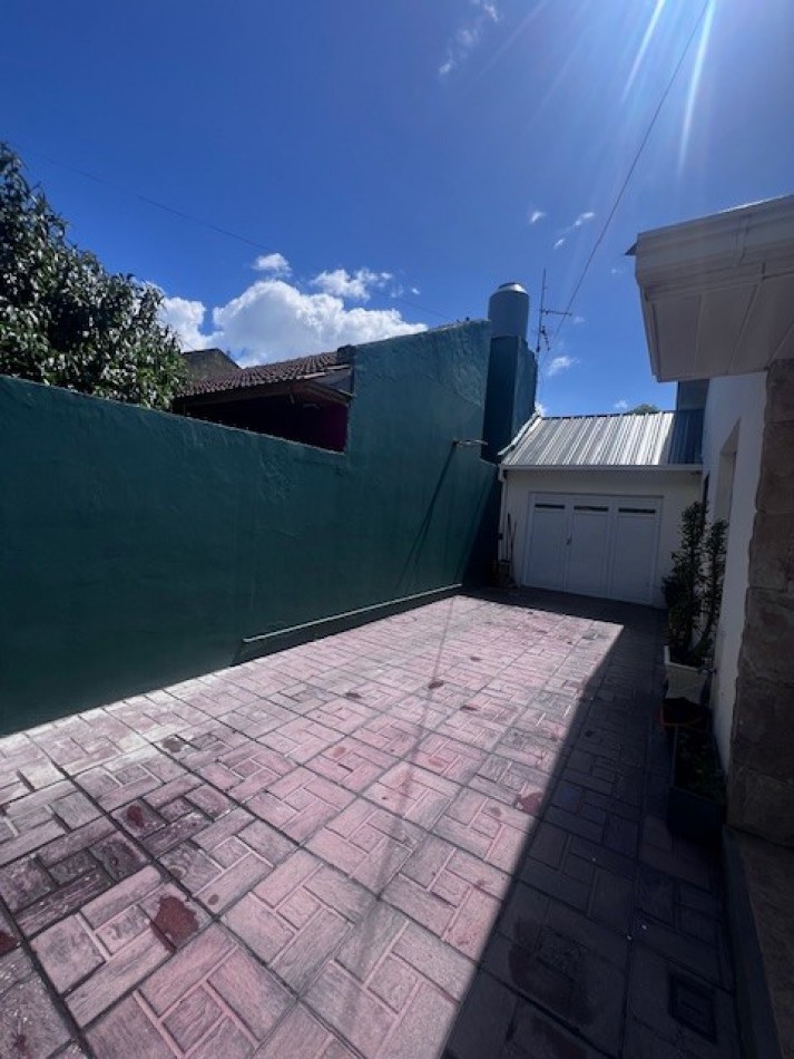 VENTA IMPECABLE CHALET, ZONA ALMAFUERTE Y JARA, MAR DEL PLATA, 4 AMB. GJE/QUINCHO Y PATIO