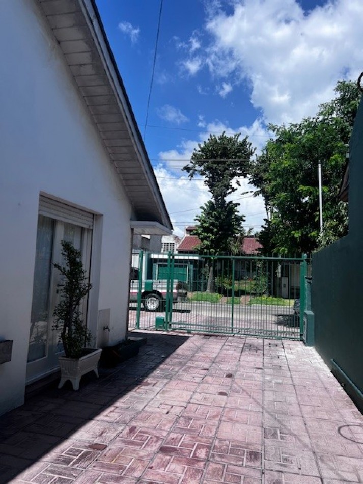 VENTA IMPECABLE CHALET, ZONA ALMAFUERTE Y JARA, MAR DEL PLATA, 4 AMB. GJE/QUINCHO Y PATIO