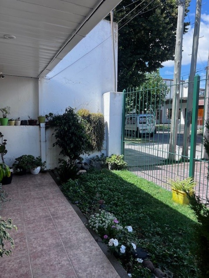 VENTA IMPECABLE CHALET, ZONA ALMAFUERTE Y JARA, MAR DEL PLATA, 4 AMB. GJE/QUINCHO Y PATIO