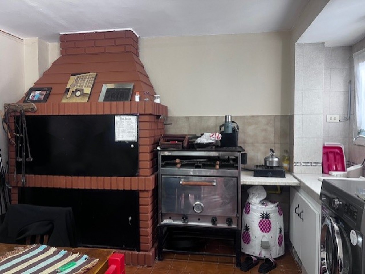 VENTA IMPECABLE CHALET, ZONA ALMAFUERTE Y JARA, MAR DEL PLATA, 4 AMB. GJE/QUINCHO Y PATIO
