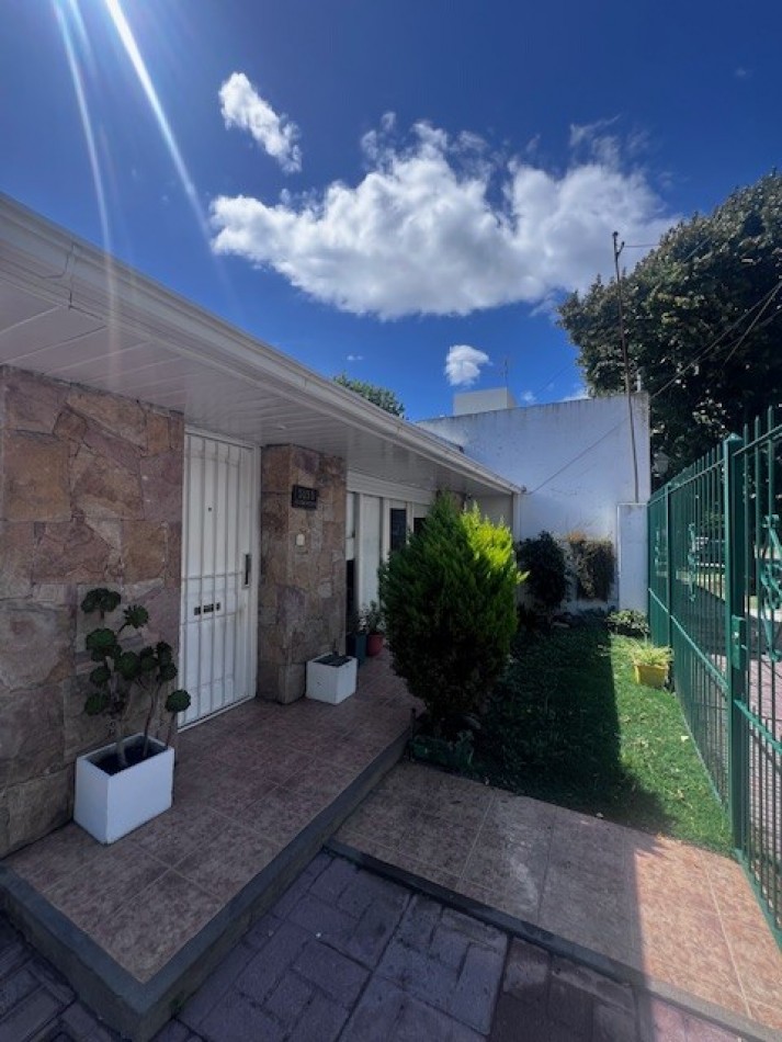 VENTA IMPECABLE CHALET, ZONA ALMAFUERTE Y JARA, MAR DEL PLATA, 4 AMB. GJE/QUINCHO Y PATIO