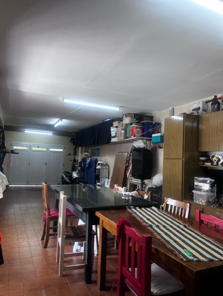 VENTA IMPECABLE CHALET, ZONA ALMAFUERTE Y JARA, MAR DEL PLATA, 4 AMB. GJE/QUINCHO Y PATIO