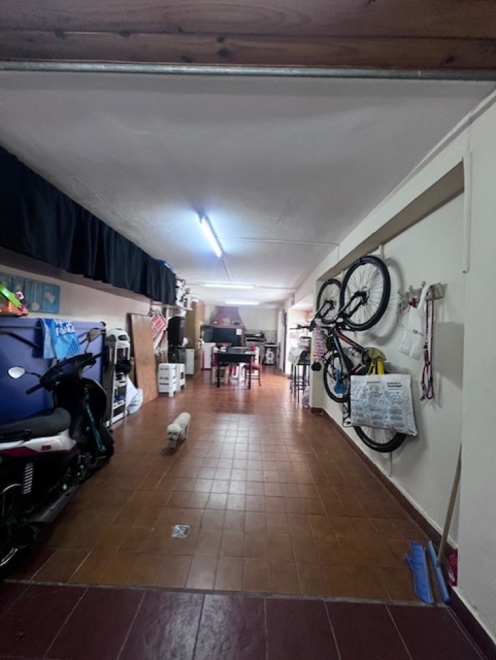 VENTA IMPECABLE CHALET, ZONA ALMAFUERTE Y JARA, MAR DEL PLATA, 4 AMB. GJE/QUINCHO Y PATIO