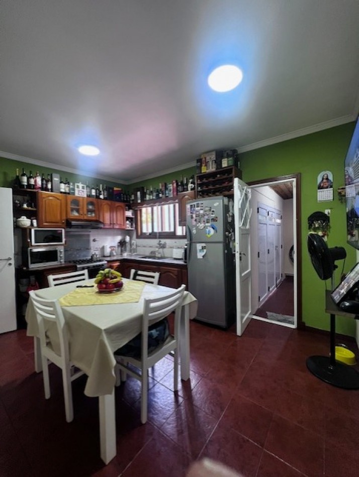 VENTA IMPECABLE CHALET, ZONA ALMAFUERTE Y JARA, MAR DEL PLATA, 4 AMB. GJE/QUINCHO Y PATIO
