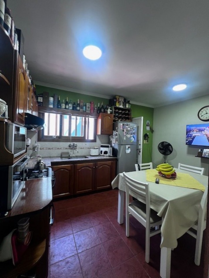 VENTA IMPECABLE CHALET, ZONA ALMAFUERTE Y JARA, MAR DEL PLATA, 4 AMB. GJE/QUINCHO Y PATIO