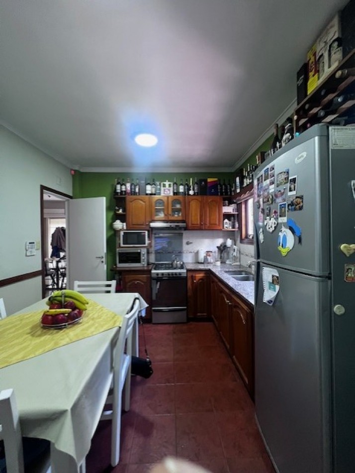 VENTA IMPECABLE CHALET, ZONA ALMAFUERTE Y JARA, MAR DEL PLATA, 4 AMB. GJE/QUINCHO Y PATIO
