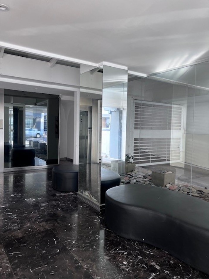 VENTA MAR DEL PLATA, HERMOSO SEMIPISO A METROS DEL MAR, PLAYA CHICA, 3 AMB. COCHERA DOBLE, OPTIMO !!!!