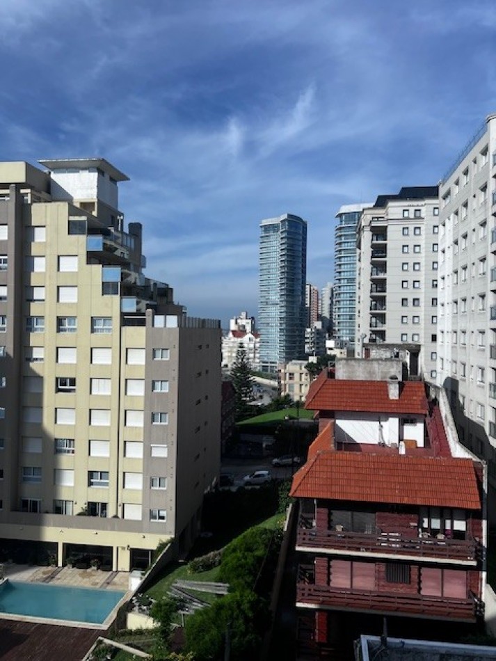 VENTA MAR DEL PLATA, HERMOSO SEMIPISO A METROS DEL MAR, PLAYA CHICA, 3 AMB. COCHERA DOBLE, OPTIMO !!!!