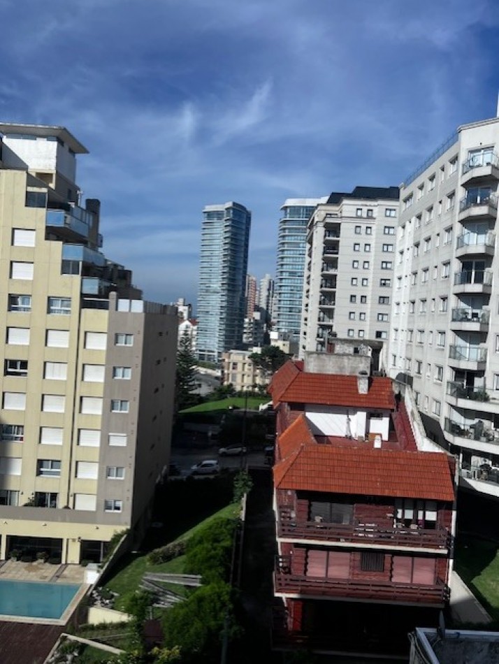 VENTA MAR DEL PLATA, HERMOSO SEMIPISO A METROS DEL MAR, PLAYA CHICA, 3 AMB. COCHERA DOBLE, OPTIMO !!!!