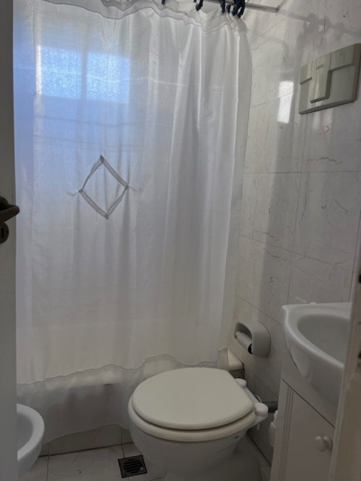 VENTA IMPORTANTE CHALET DE 5 AMB. GARAJE, PARQUE Y PISCINA, UBICADA EN ZONA DE PRIVILEGIO, A POCAS CUADRAS DE PLAYA GRANDE Y CENTRO COMERCIAL GUEMES