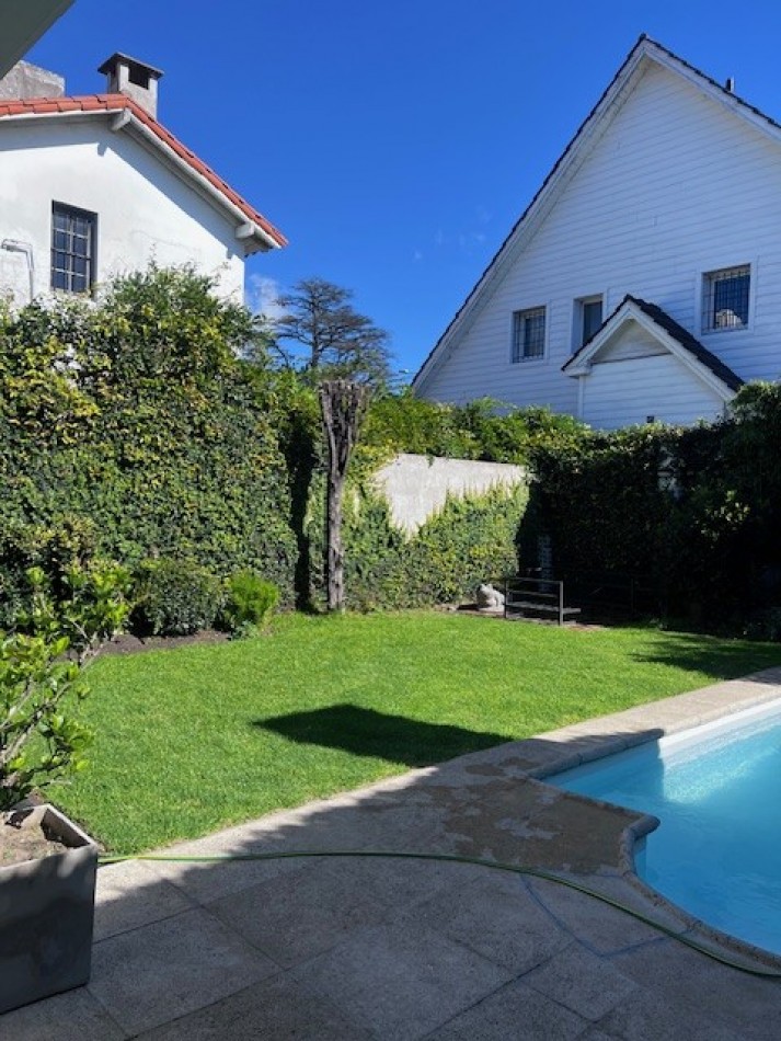 VENTA IMPORTANTE CHALET DE 5 AMB. GARAJE, PARQUE Y PISCINA, UBICADA EN ZONA DE PRIVILEGIO, A POCAS CUADRAS DE PLAYA GRANDE Y CENTRO COMERCIAL GUEMES