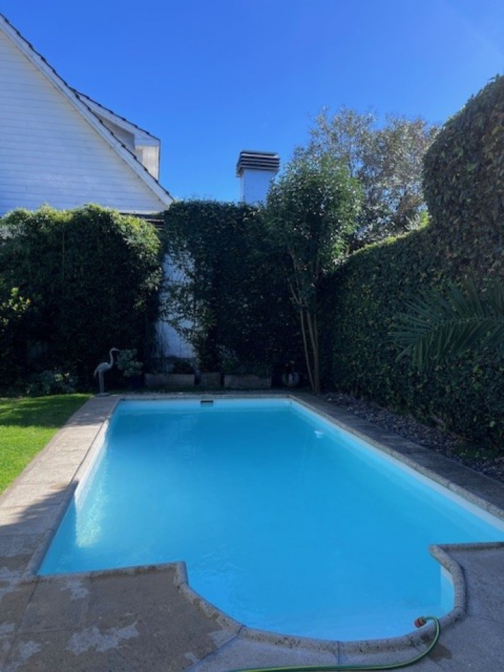 VENTA IMPORTANTE CHALET DE 5 AMB. GARAJE, PARQUE Y PISCINA, UBICADA EN ZONA DE PRIVILEGIO, A POCAS CUADRAS DE PLAYA GRANDE Y CENTRO COMERCIAL GUEMES