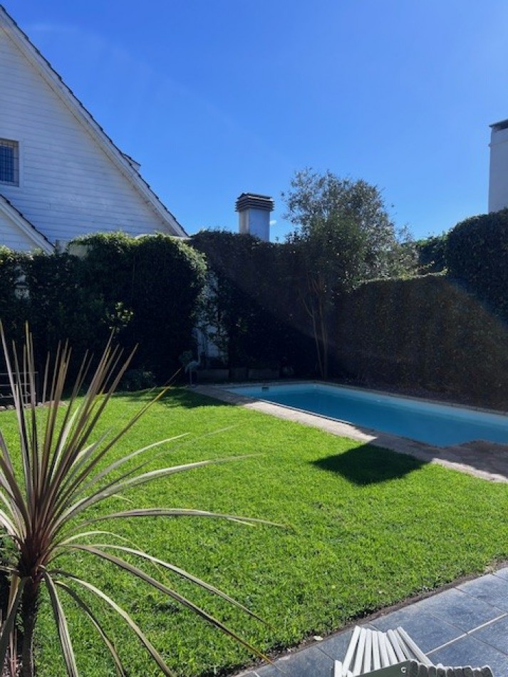 VENTA IMPORTANTE CHALET DE 5 AMB. GARAJE, PARQUE Y PISCINA, UBICADA EN ZONA DE PRIVILEGIO, A POCAS CUADRAS DE PLAYA GRANDE Y CENTRO COMERCIAL GUEMES