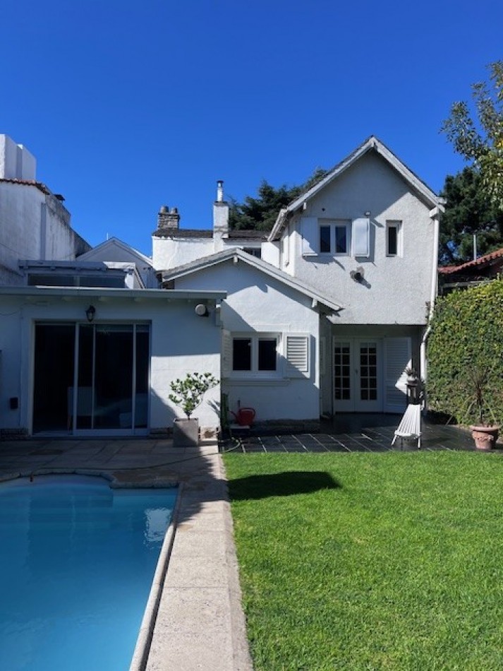 VENTA IMPORTANTE CHALET DE 5 AMB. GARAJE, PARQUE Y PISCINA, UBICADA EN ZONA DE PRIVILEGIO, A POCAS CUADRAS DE PLAYA GRANDE Y CENTRO COMERCIAL GUEMES