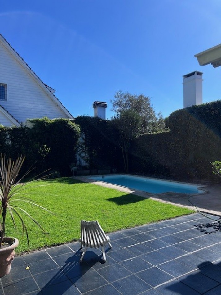 VENTA IMPORTANTE CHALET DE 5 AMB. GARAJE, PARQUE Y PISCINA, UBICADA EN ZONA DE PRIVILEGIO, A POCAS CUADRAS DE PLAYA GRANDE Y CENTRO COMERCIAL GUEMES