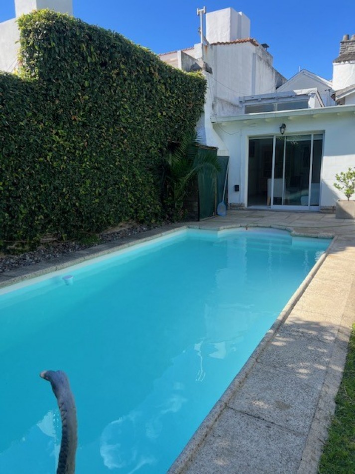 VENTA IMPORTANTE CHALET DE 5 AMB. GARAJE, PARQUE Y PISCINA, UBICADA EN ZONA DE PRIVILEGIO, A POCAS CUADRAS DE PLAYA GRANDE Y CENTRO COMERCIAL GUEMES