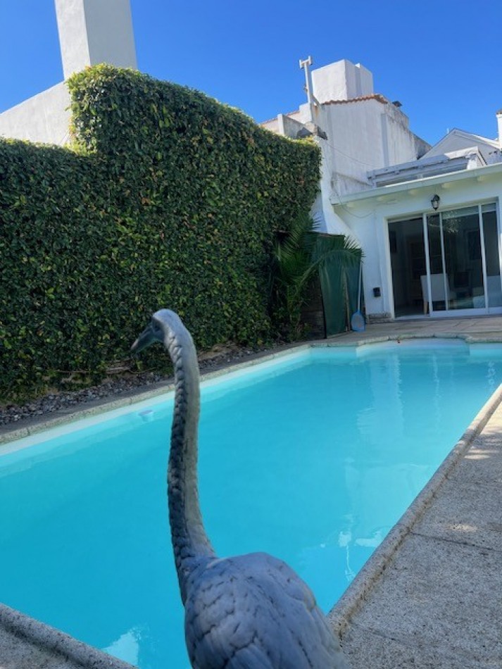 VENTA IMPORTANTE CHALET DE 5 AMB. GARAJE, PARQUE Y PISCINA, UBICADA EN ZONA DE PRIVILEGIO, A POCAS CUADRAS DE PLAYA GRANDE Y CENTRO COMERCIAL GUEMES