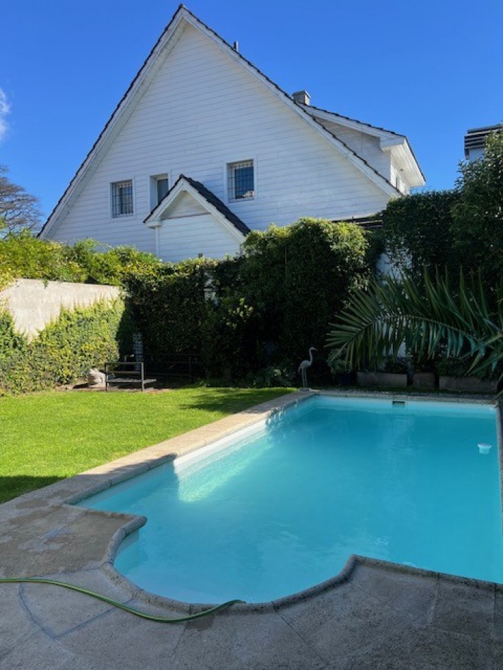 VENTA IMPORTANTE CHALET DE 5 AMB. GARAJE, PARQUE Y PISCINA, UBICADA EN ZONA DE PRIVILEGIO, A POCAS CUADRAS DE PLAYA GRANDE Y CENTRO COMERCIAL GUEMES