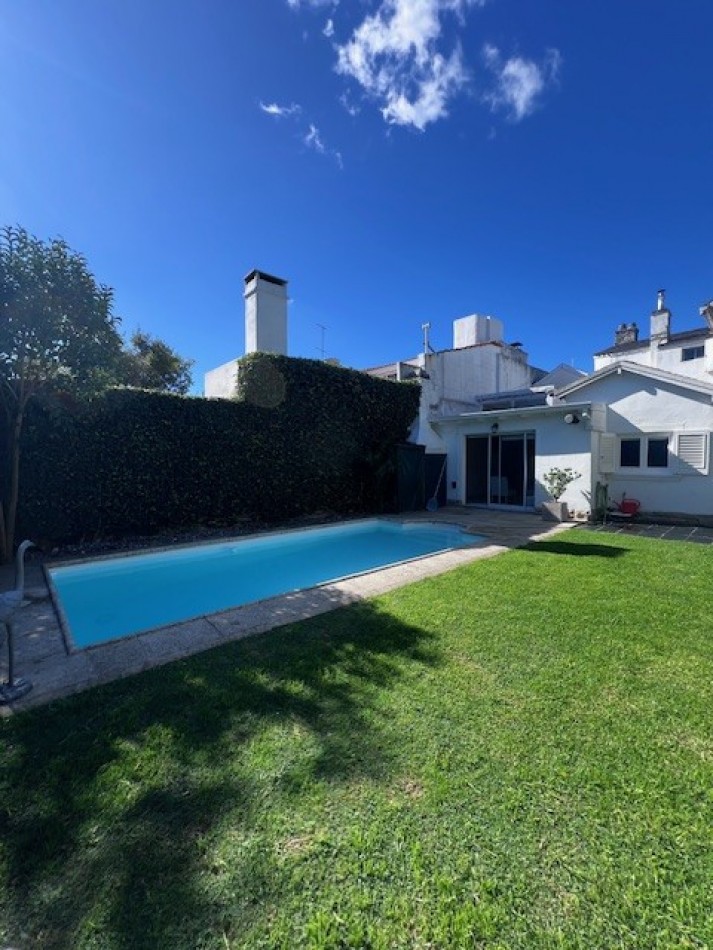 VENTA IMPORTANTE CHALET DE 5 AMB. GARAJE, PARQUE Y PISCINA, UBICADA EN ZONA DE PRIVILEGIO, A POCAS CUADRAS DE PLAYA GRANDE Y CENTRO COMERCIAL GUEMES