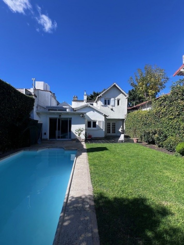 VENTA IMPORTANTE CHALET DE 5 AMB. GARAJE, PARQUE Y PISCINA, UBICADA EN ZONA DE PRIVILEGIO, A POCAS CUADRAS DE PLAYA GRANDE Y CENTRO COMERCIAL GUEMES