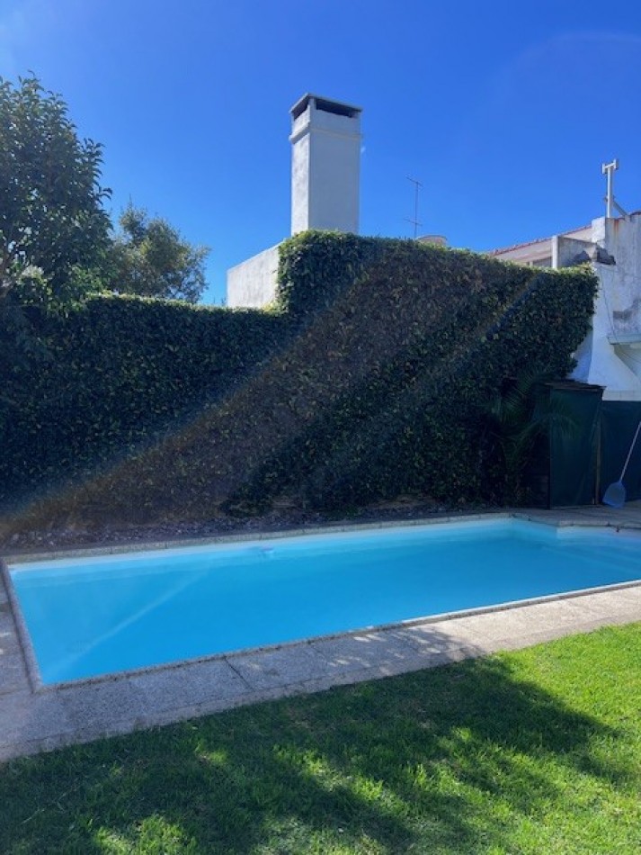 VENTA IMPORTANTE CHALET DE 5 AMB. GARAJE, PARQUE Y PISCINA, UBICADA EN ZONA DE PRIVILEGIO, A POCAS CUADRAS DE PLAYA GRANDE Y CENTRO COMERCIAL GUEMES