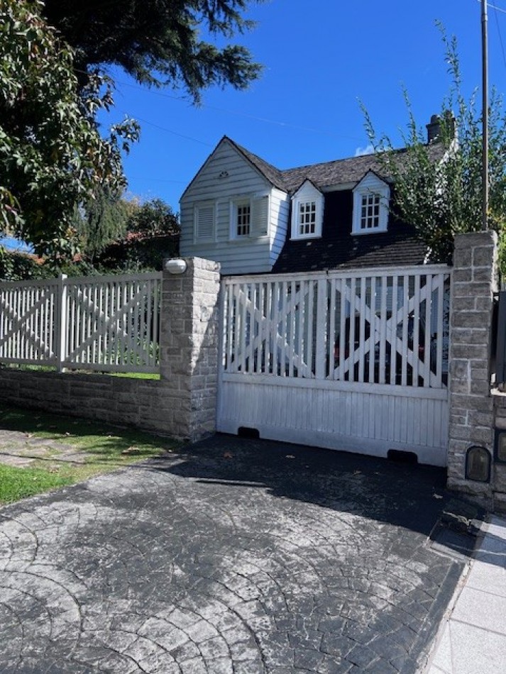 VENTA IMPORTANTE CHALET DE 5 AMB. GARAJE, PARQUE Y PISCINA, UBICADA EN ZONA DE PRIVILEGIO, A POCAS CUADRAS DE PLAYA GRANDE Y CENTRO COMERCIAL GUEMES