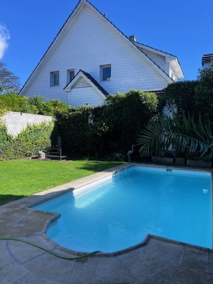 VENTA IMPORTANTE CHALET DE 5 AMB. GARAJE, PARQUE Y PISCINA, UBICADA EN ZONA DE PRIVILEGIO, A POCAS CUADRAS DE PLAYA GRANDE Y CENTRO COMERCIAL GUEMES