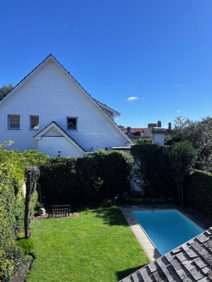 VENTA IMPORTANTE CHALET DE 5 AMB. GARAJE, PARQUE Y PISCINA, UBICADA EN ZONA DE PRIVILEGIO, A POCAS CUADRAS DE PLAYA GRANDE Y CENTRO COMERCIAL GUEMES