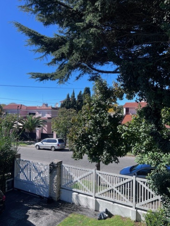 VENTA IMPORTANTE CHALET DE 5 AMB. GARAJE, PARQUE Y PISCINA, UBICADA EN ZONA DE PRIVILEGIO, A POCAS CUADRAS DE PLAYA GRANDE Y CENTRO COMERCIAL GUEMES