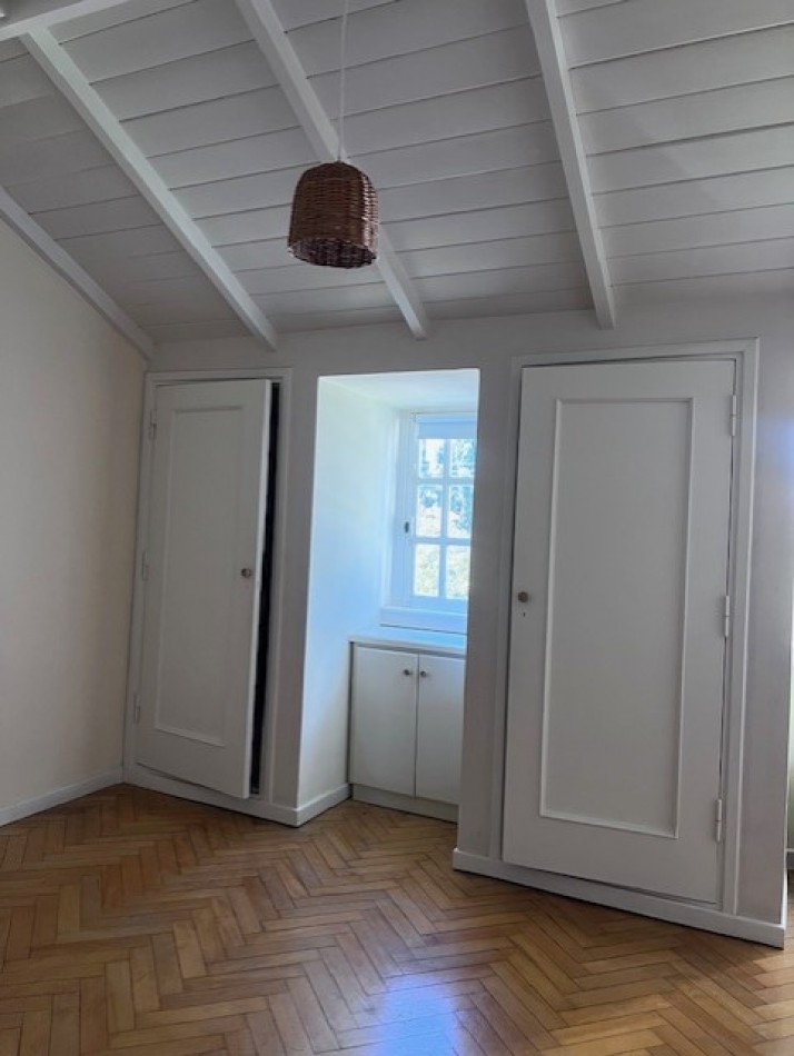 VENTA IMPORTANTE CHALET DE 5 AMB. GARAJE, PARQUE Y PISCINA, UBICADA EN ZONA DE PRIVILEGIO, A POCAS CUADRAS DE PLAYA GRANDE Y CENTRO COMERCIAL GUEMES