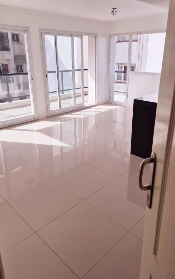 ALQUILER ANUAL, HERMOSO DEPARTAMENTO DE 2 AMB. A METROS DEL MAR