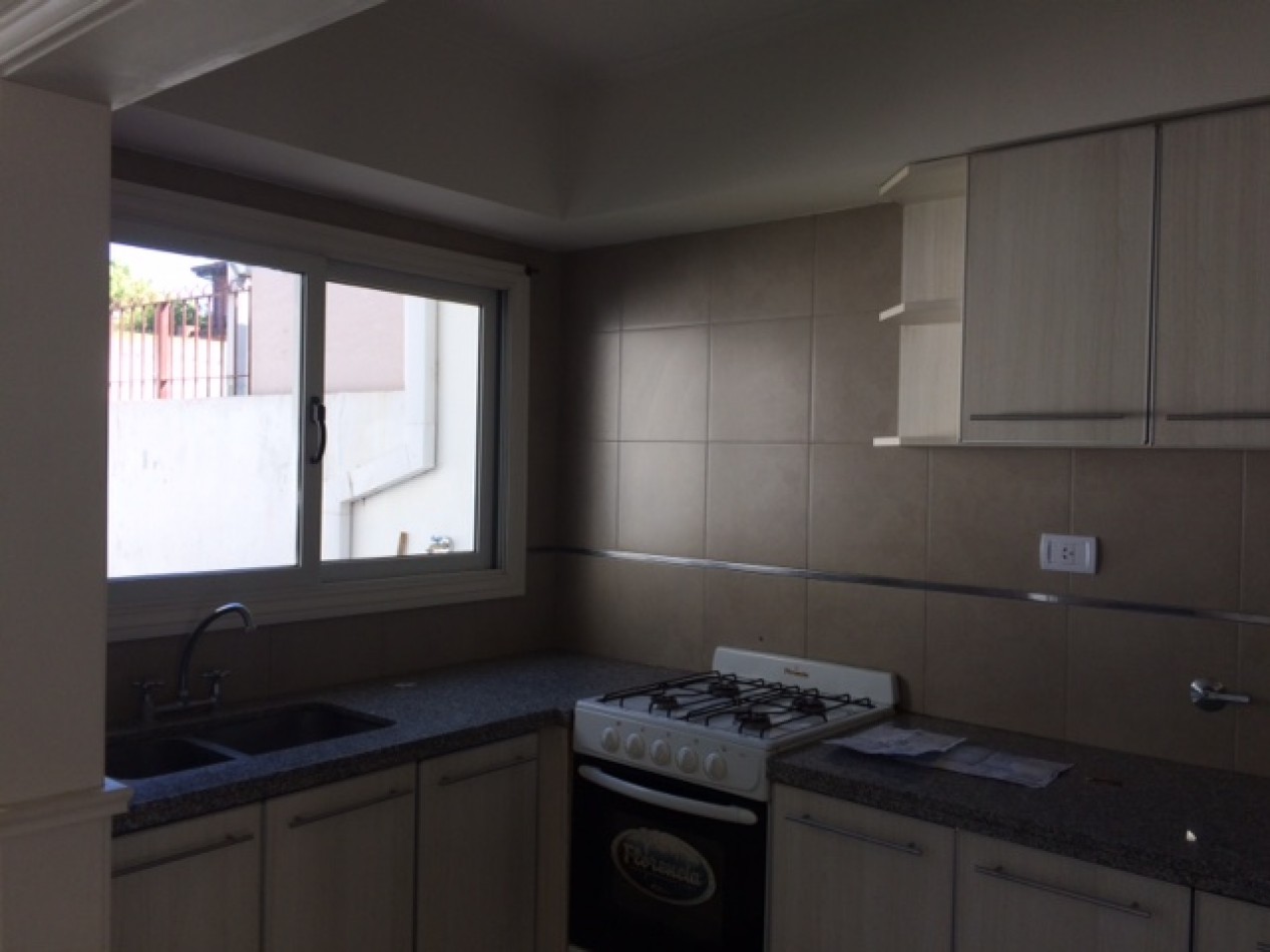 VENTA HERMOSO DUPLEX DE 4 AMBIENTES, ENTRADA D E AUTO Y PARQUE, ZONA CONSTITUCION