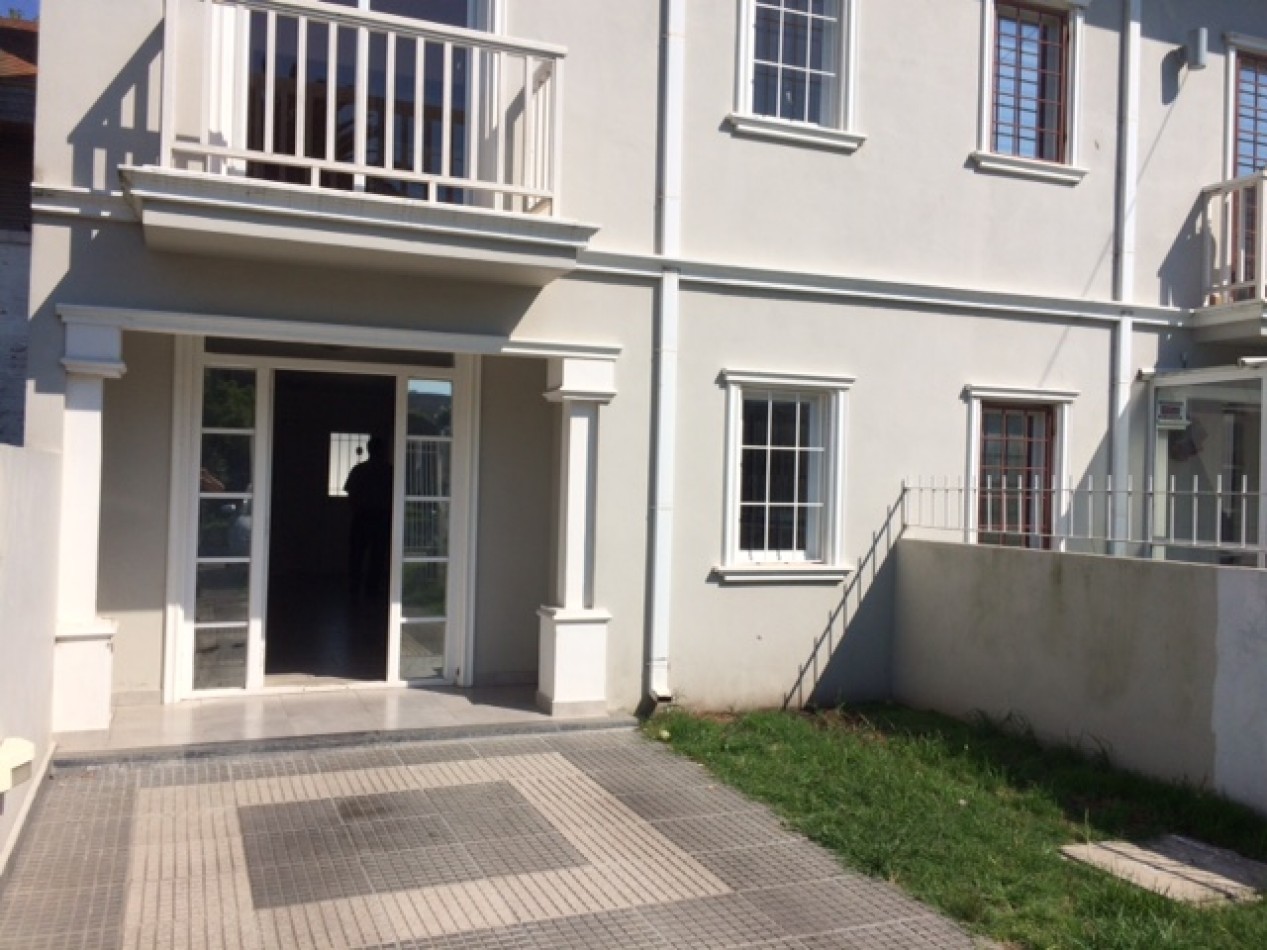 VENTA HERMOSO DUPLEX DE 4 AMBIENTES, ENTRADA D E AUTO Y PARQUE, ZONA CONSTITUCION