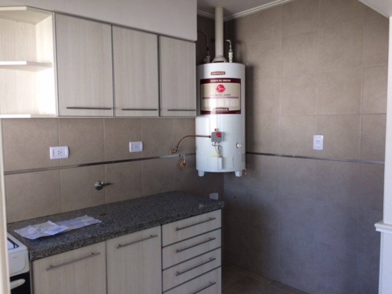 VENTA HERMOSO DUPLEX DE 4 AMBIENTES, ENTRADA D E AUTO Y PARQUE, ZONA CONSTITUCION