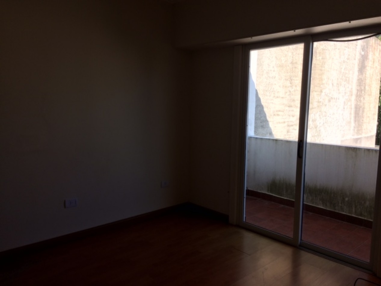 VENTA HERMOSO DUPLEX DE 4 AMBIENTES, ENTRADA D E AUTO Y PARQUE, ZONA CONSTITUCION