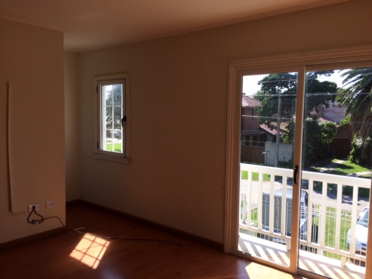 VENTA HERMOSO DUPLEX DE 4 AMBIENTES, ENTRADA D E AUTO Y PARQUE, ZONA CONSTITUCION