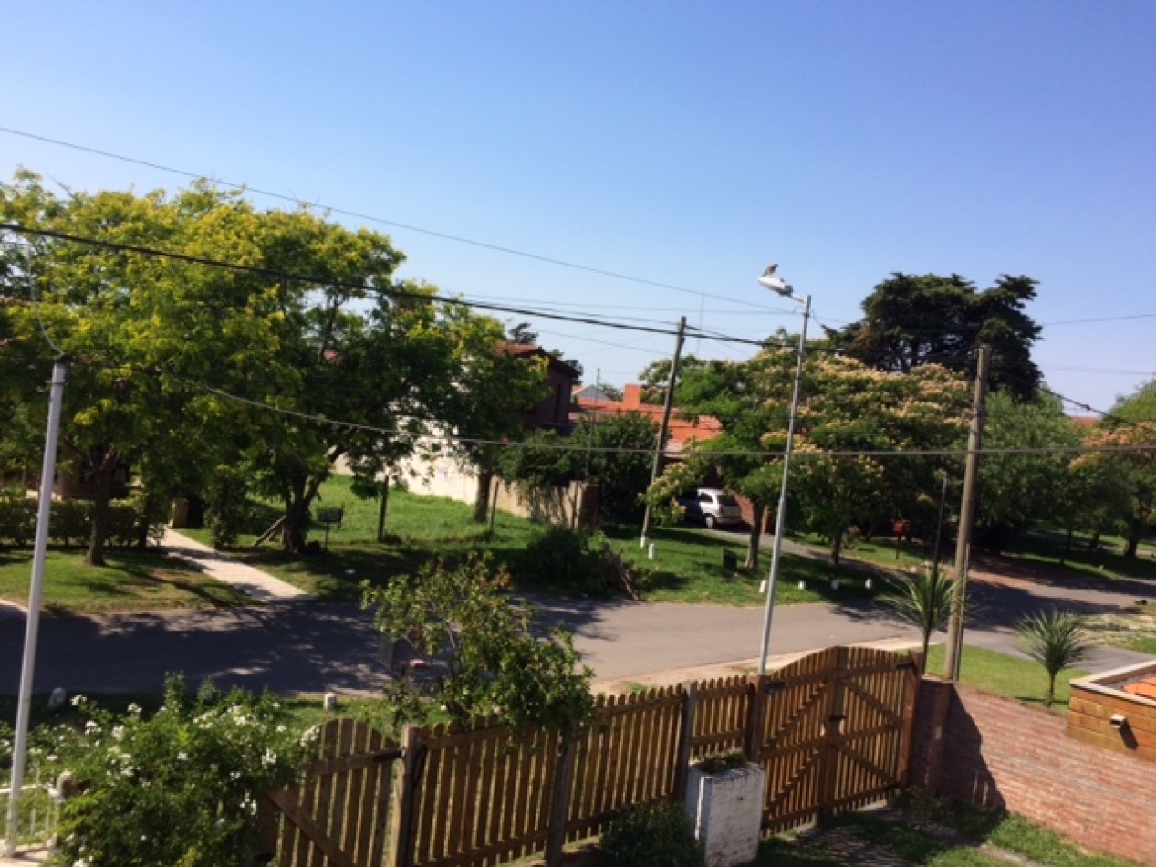 VENTA HERMOSO DUPLEX DE 4 AMBIENTES, ENTRADA D E AUTO Y PARQUE, ZONA CONSTITUCION