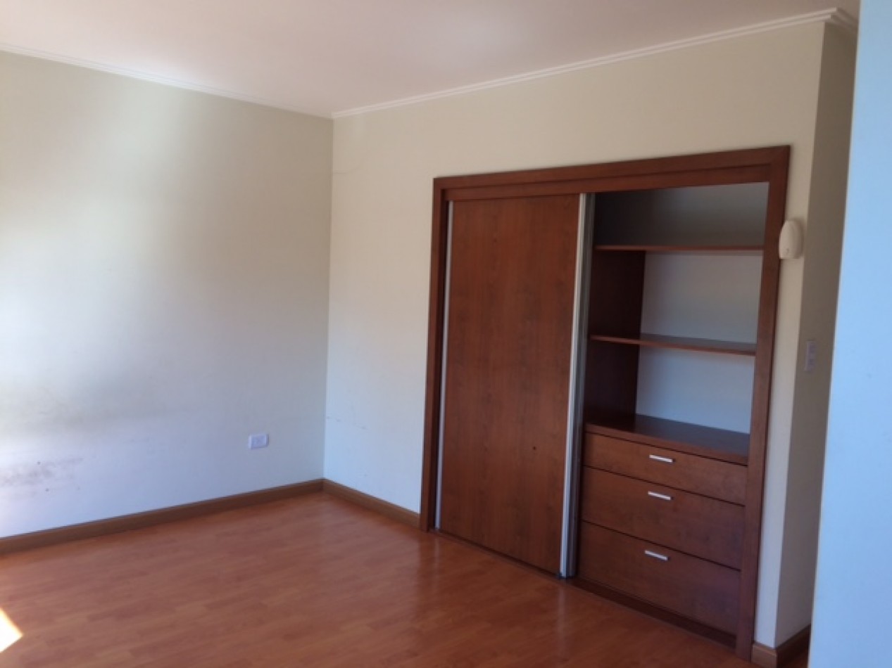 VENTA HERMOSO DUPLEX DE 4 AMBIENTES, ENTRADA D E AUTO Y PARQUE, ZONA CONSTITUCION