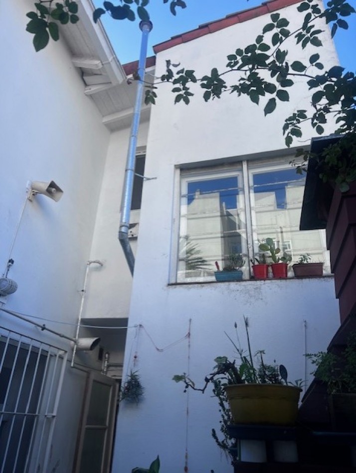 VENTA CHALET ZONA GUEMES, A METROS DEL SHOPPING, CHALET TIPICO MDP, 3 amb. mas dependencias dobles con baño, garaje y patio