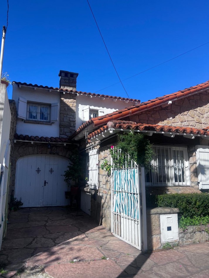 VENTA CHALET ZONA GUEMES, A METROS DEL SHOPPING, CHALET TIPICO MDP, 3 amb. mas dependencias dobles con baño, garaje y patio