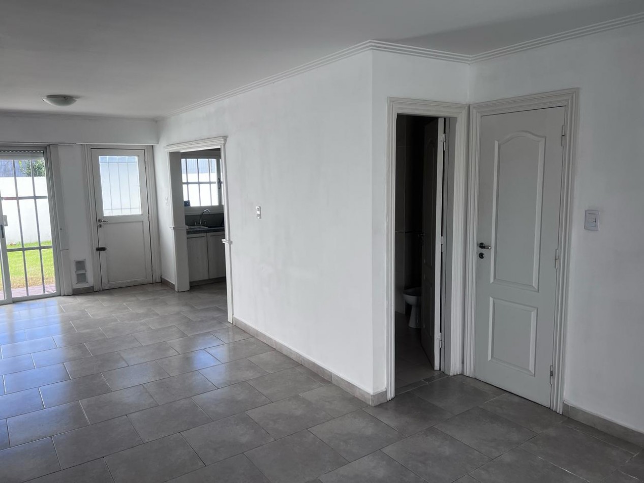 VENTA HERMOSO DUPLEX DE 4 AMBIENTES, ENTRADA D E AUTO Y PARQUE, ZONA CONSTITUCION