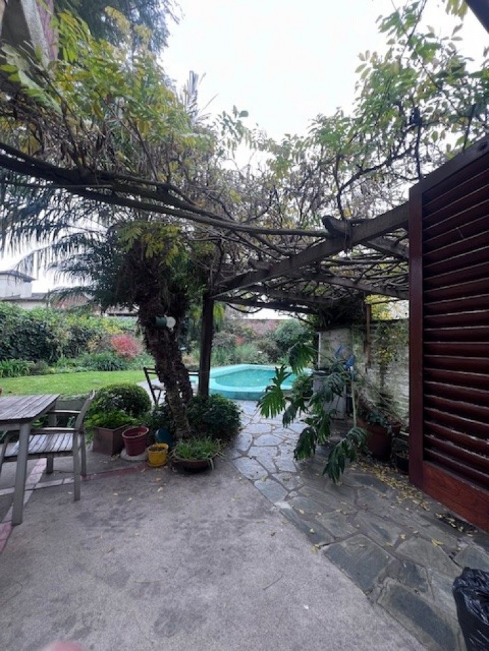 VENTA HERMOSO CHALET UBICADO EN PINOS DE ANCHORENA, 5 AMB. PARQUE, PILETA, GJE./ QUINCHO, VISITELA