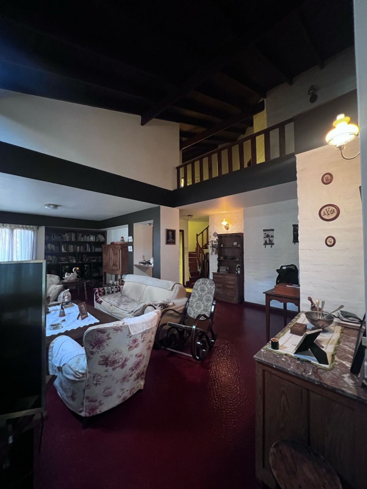 VENTA HERMOSO CHALET UBICADO EN PINOS DE ANCHORENA, 5 AMB. PARQUE, PILETA, GJE./ QUINCHO, VISITELA