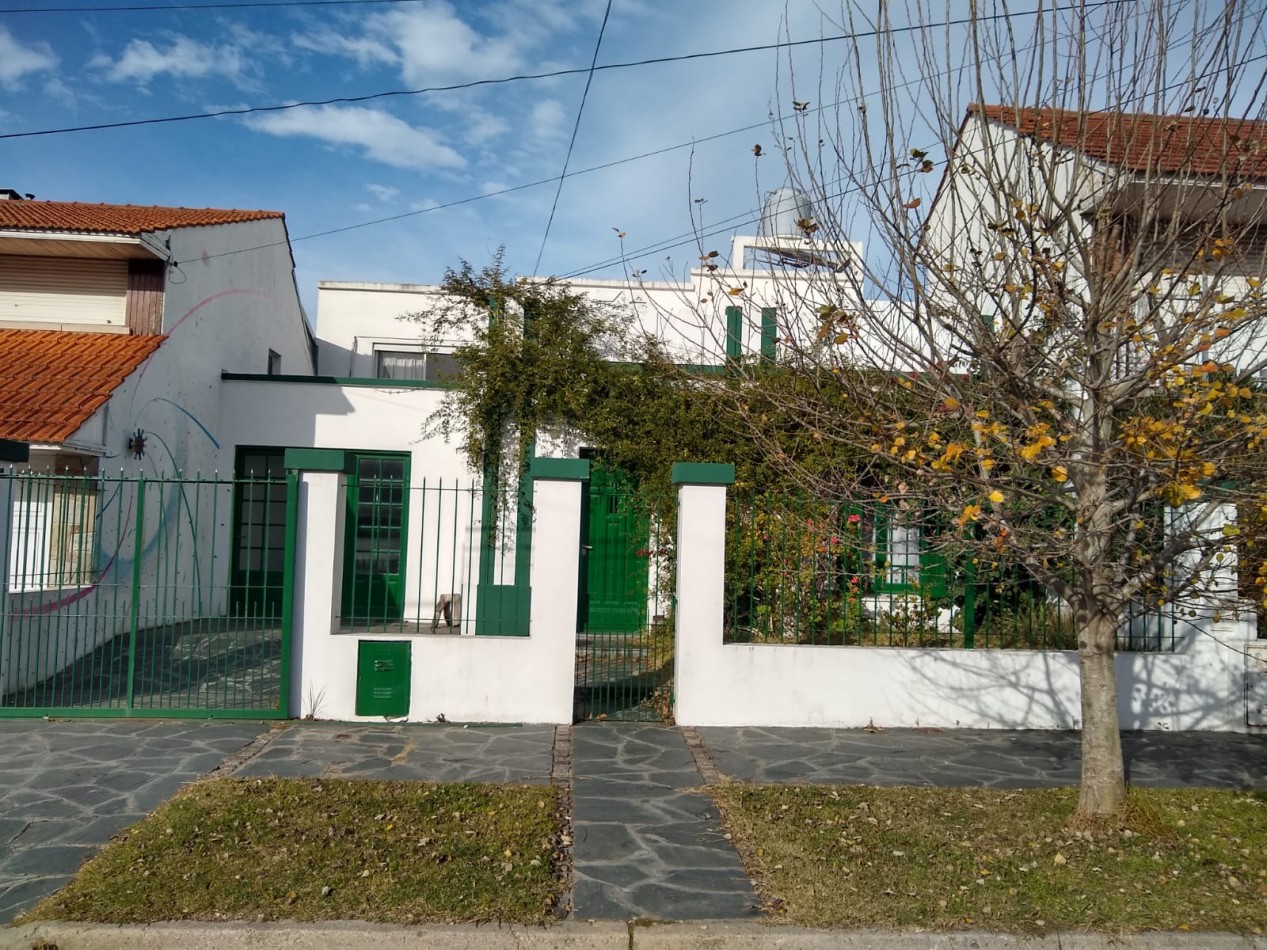 Casa cuatro ambientes con cochera y parque en zona la perla