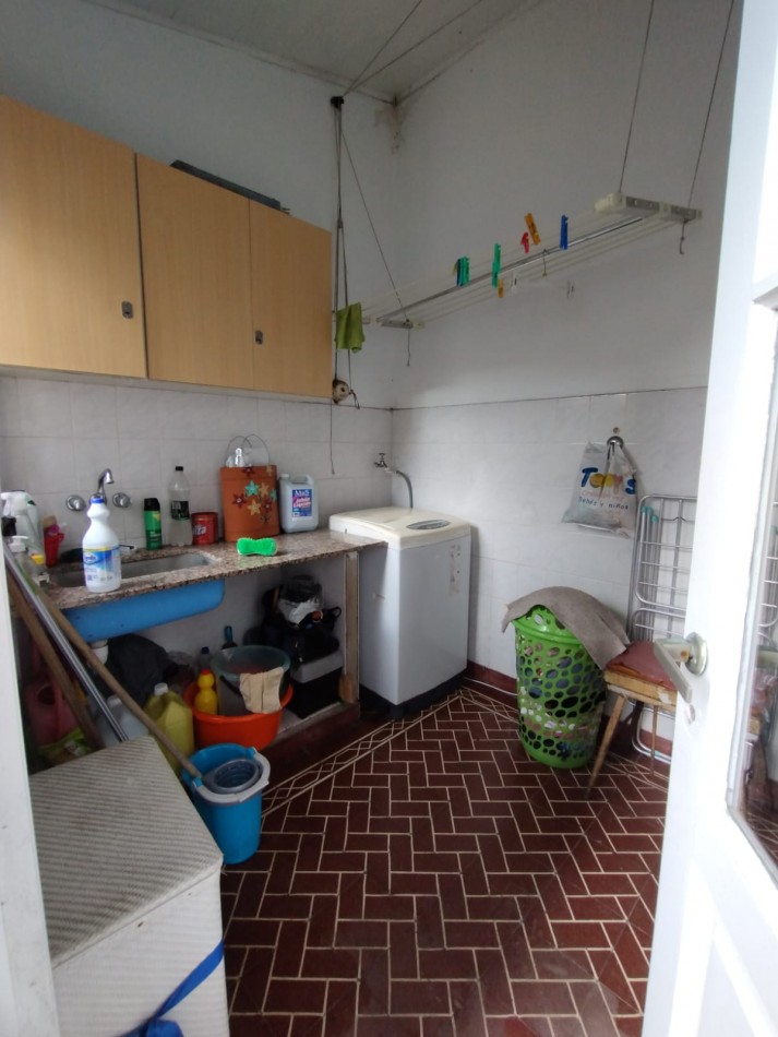 Casa cuatro ambientes con cochera y parque en zona la perla
