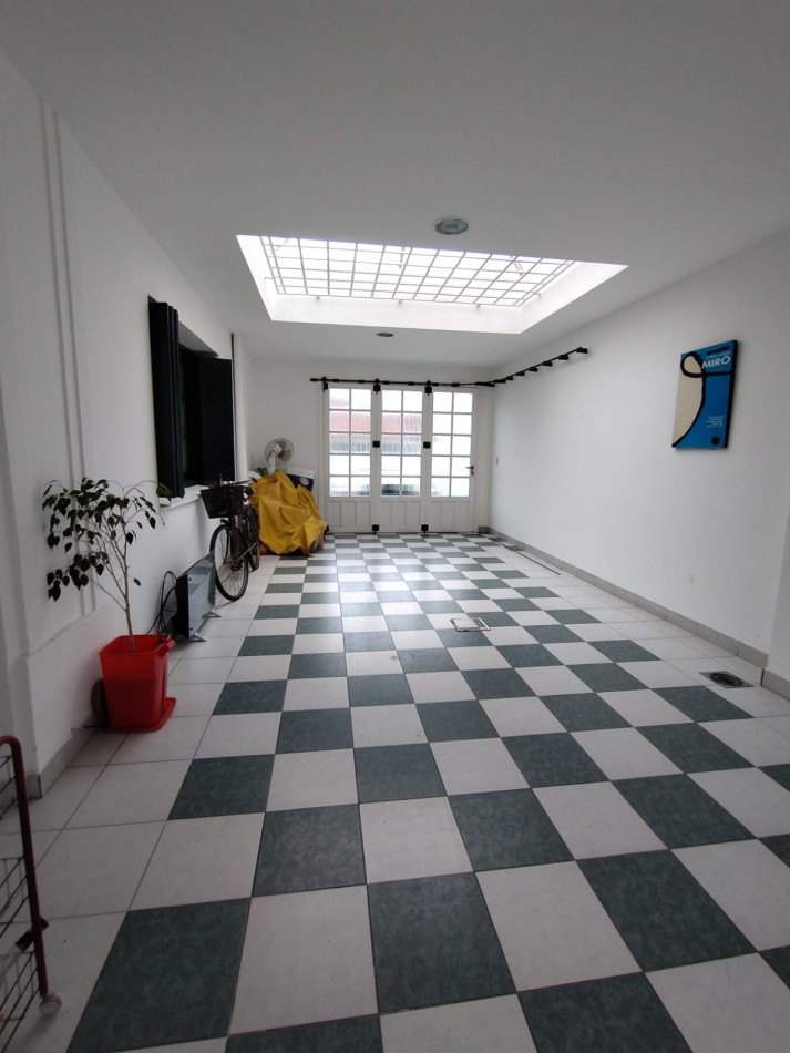 Casa cuatro ambientes con cochera y parque en zona la perla