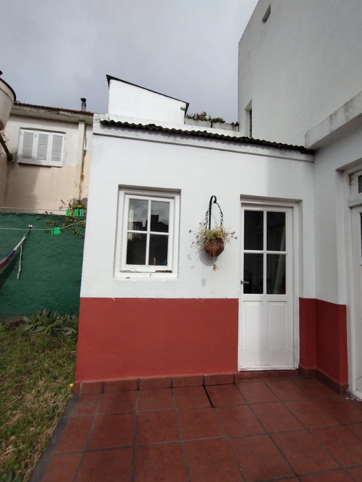 Casa cuatro ambientes con cochera y parque en zona la perla